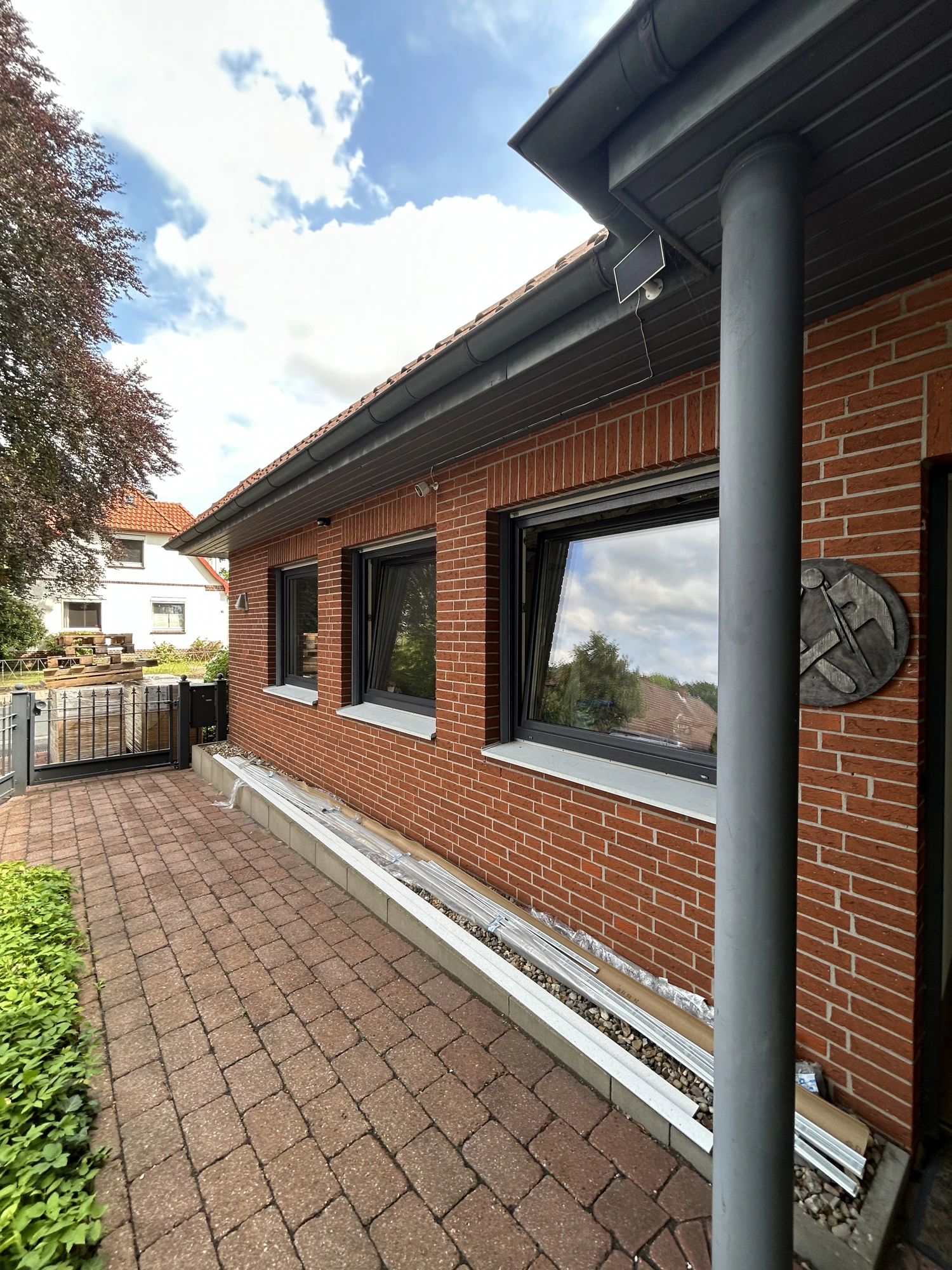 Neu montierte anthrazitfarbene Fenster an einem Klinkerhaus